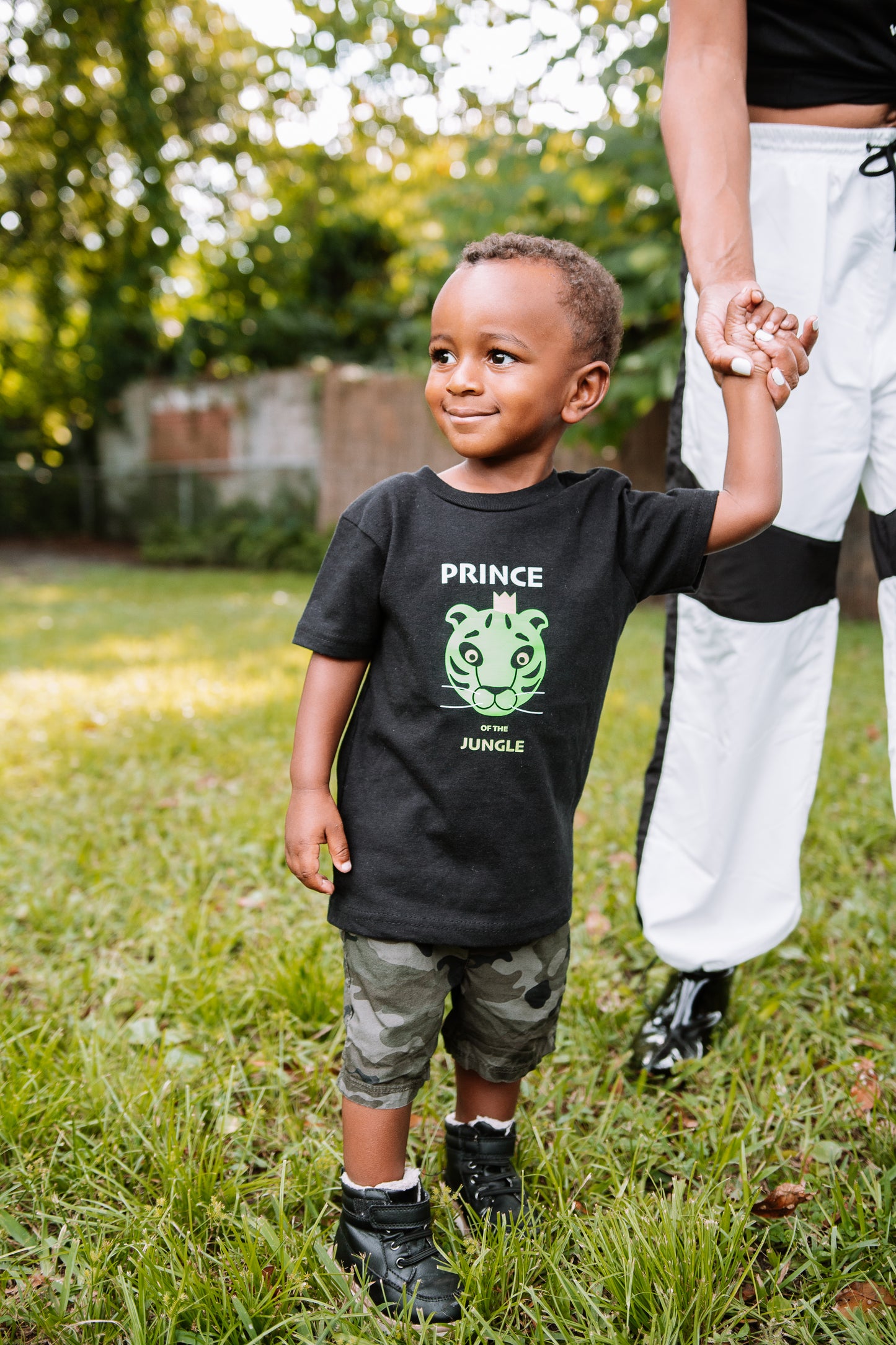 Prince of the jungle - premium crewneck black shirt for boys with a green glow in the dark tiger design
